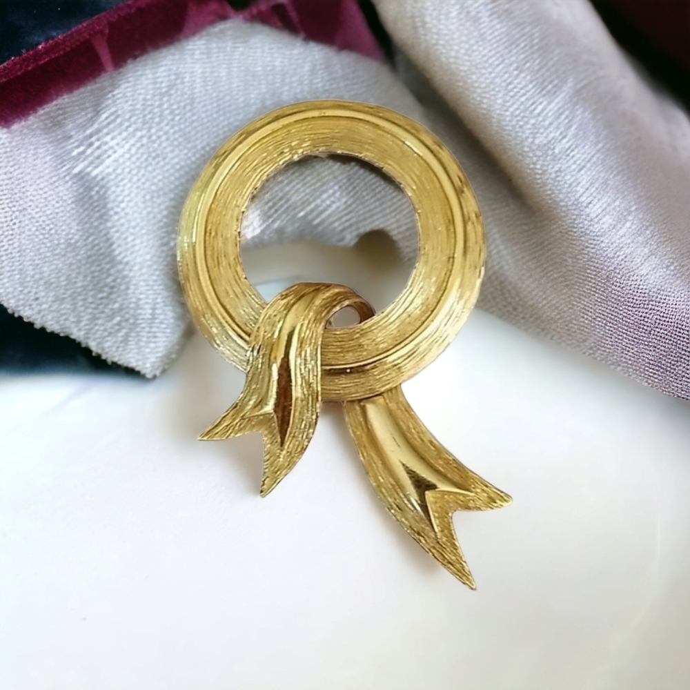 Vintage Mid Century Signed MONET Goldtone Bow Brooch Pin - Picture 4 of 14